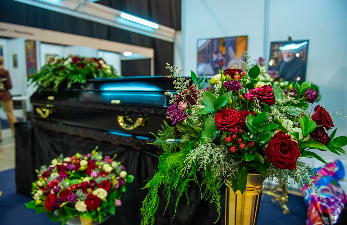 Фото Сталин в гробу, памятники Фриске и Жириновского. В Новосибирске опубликованы кадры с ритуальной выставки – 15 будоражащих кадров 3 - Сиб.ФМ Фото Сталин в гробу, памятники Фриске и Жириновского. В Новосибирске опубликованы кадры с ритуальной выставки – 15 будоражащих кадров 3